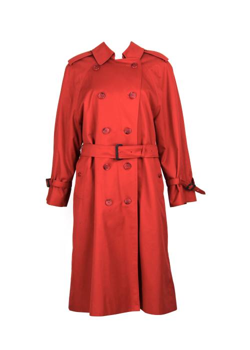 Roter Trenchcoat