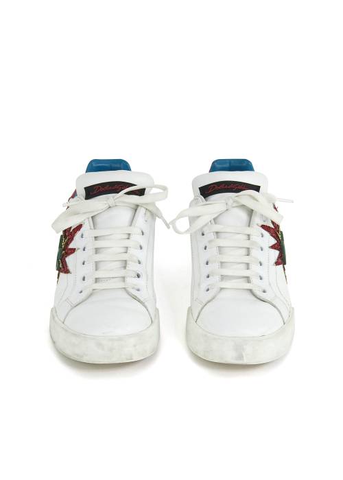 Weiße Sneakers mit einem von Pailletten umrahmten Logo