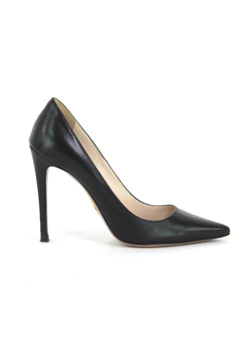 Pointed pumps in black leather
