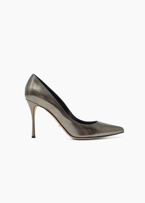 Pumps in dunklem Silber aus Lackleder