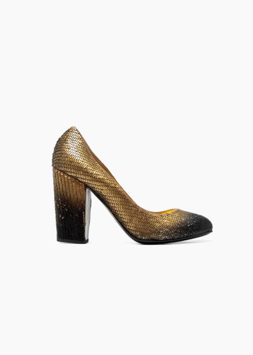 Leather pumps embroidered with gold sequins