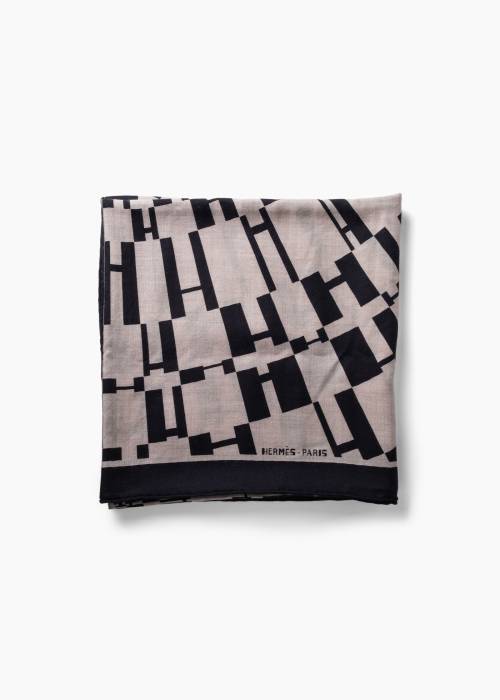 Châle 140 "OP’H" à motif géométrique noir et beige, en cachemire et soie.