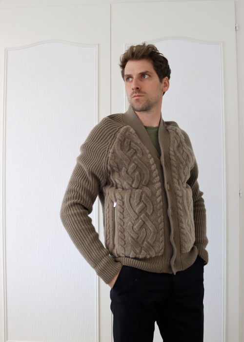 Strickjacke aus Wolle in Taupe