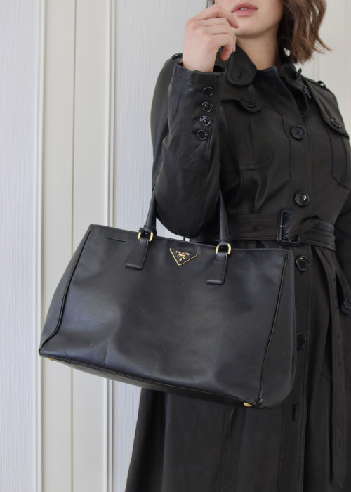 Prada-Tasche aus schwarzem Leder