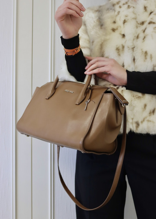 Brown leather bag with silver jewellery