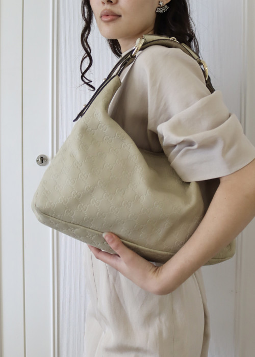 Beige leather bag with gold jewellery
