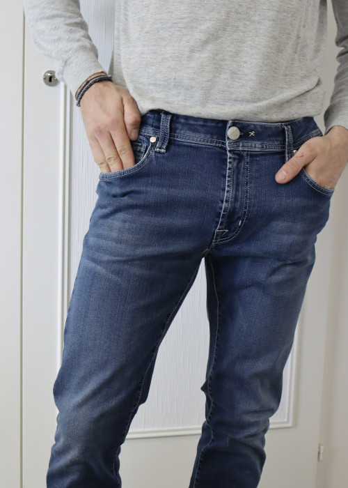 Gerade geschnittene blaue Jeans