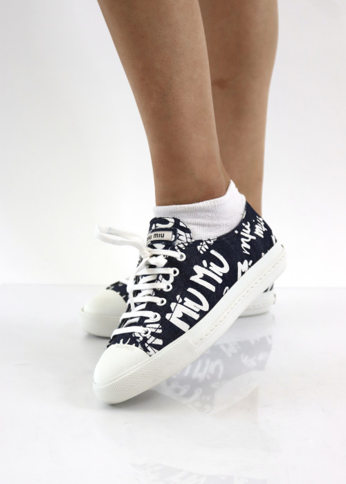 Miu Miu Sneakers aus blauem und weißem Jeansstoff
