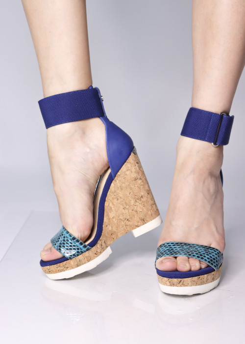 Blaue Sandalen aus zwei Materialien