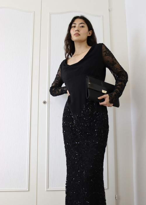Langes schwarzes Kleid mit Pailletten