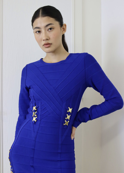 Elektrisch blaues Kleid mit goldenen Juwelen