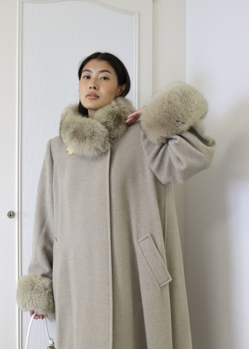 Beige coat with fur collar and sleeves