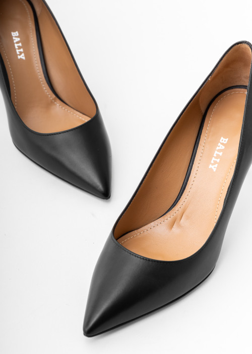 Black heeled pumps