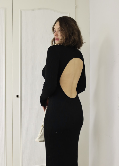 Langes schwarzes Neckholder-Kleid