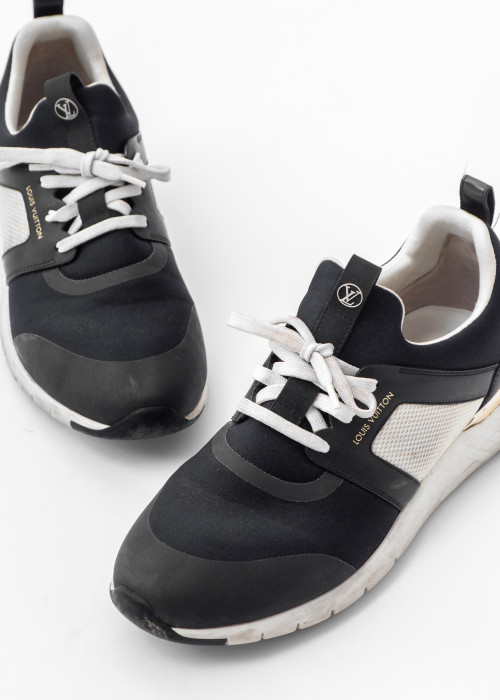 Schwarz-weiße Sneakers aus Leinen