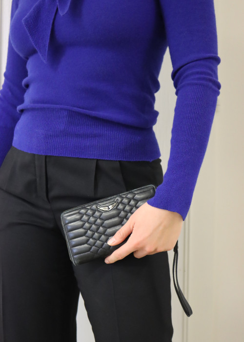 Schwarze Brieftasche aus Leder mit silbernem Schmuckstück