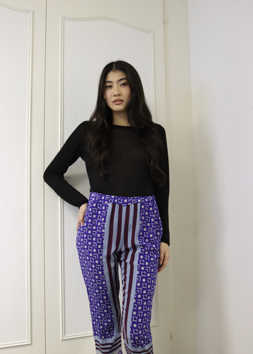 Pantalon fluide violet à motifs