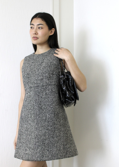 Kleid aus grauer Wolle