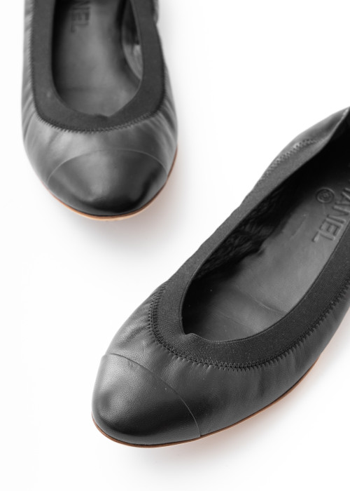 Black leather ballerinas with elastic band