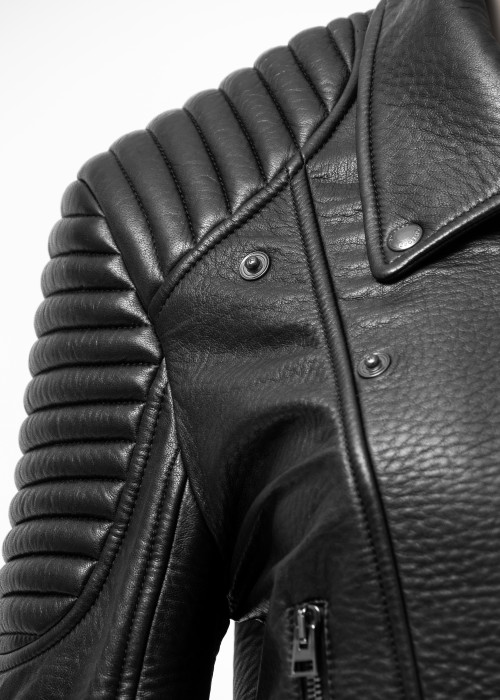 Klassische Bikerjacke aus schwarzem Leder