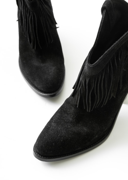 Stylish ankle boots in black suede with bangs