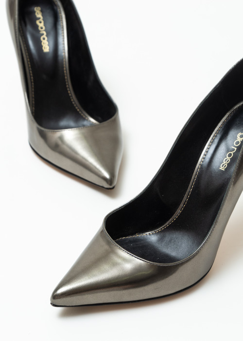 Pumps in dunklem Silber aus Lackleder