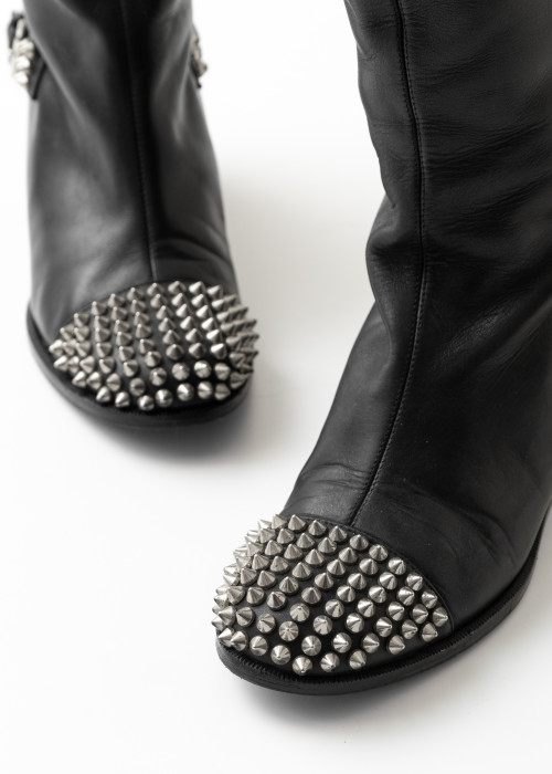 High boots with studs