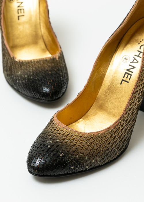 Leather pumps embroidered with gold sequins