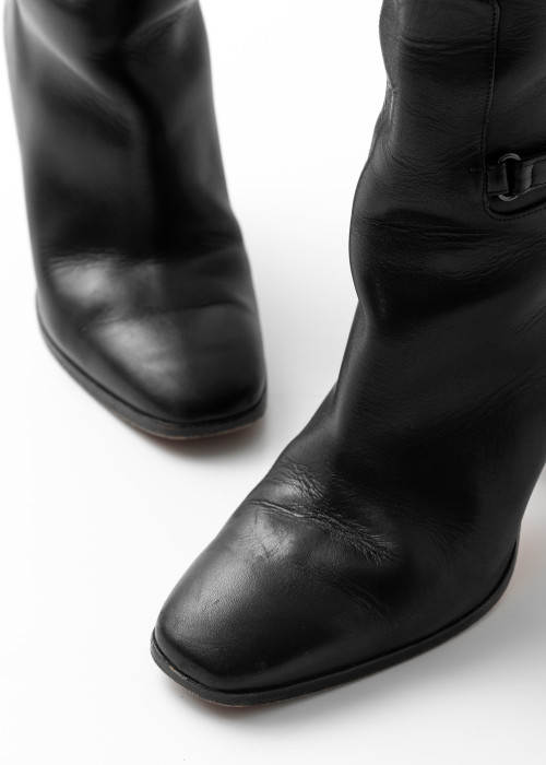 Schwarze Lederstiefel mit Riemchen