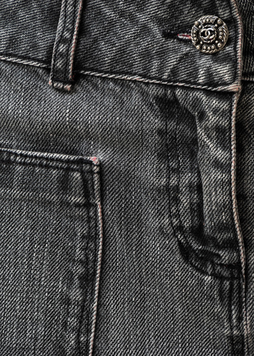 Grauer Jeansrock mit rosa Details