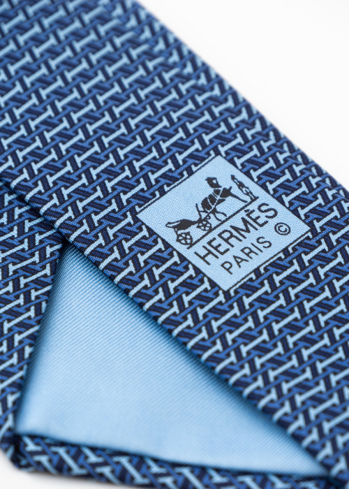 Silk tie in navy and sky blue H pattern