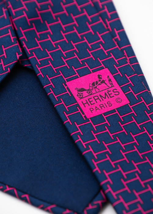 Silk tie in navy blue H pattern