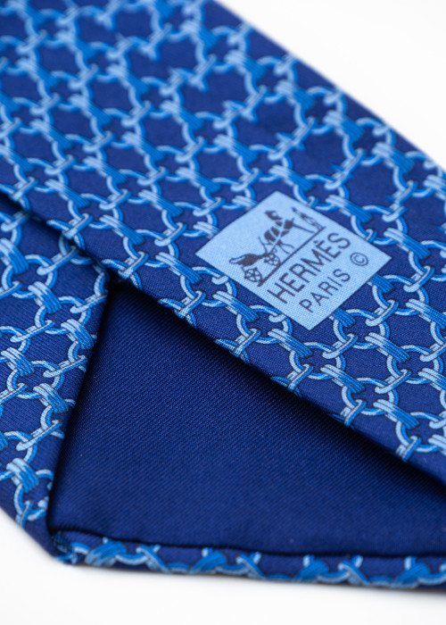 Blue tie with chain motif