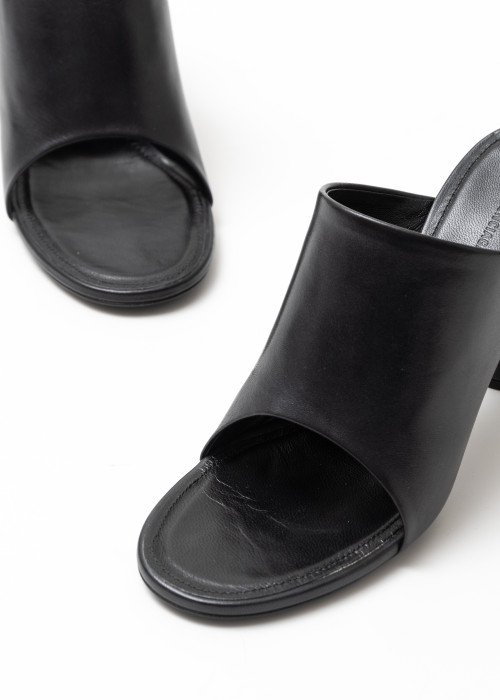 Mules à talon noir