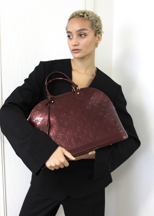 Alma bag in burgundy patent leather