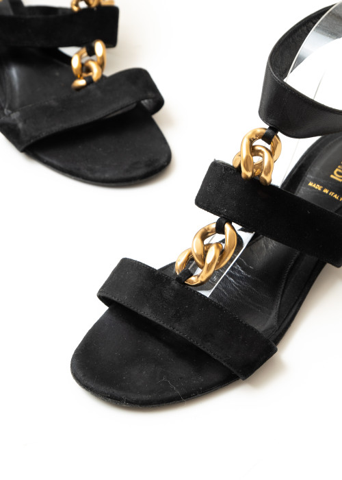 Flat sandals in black leather