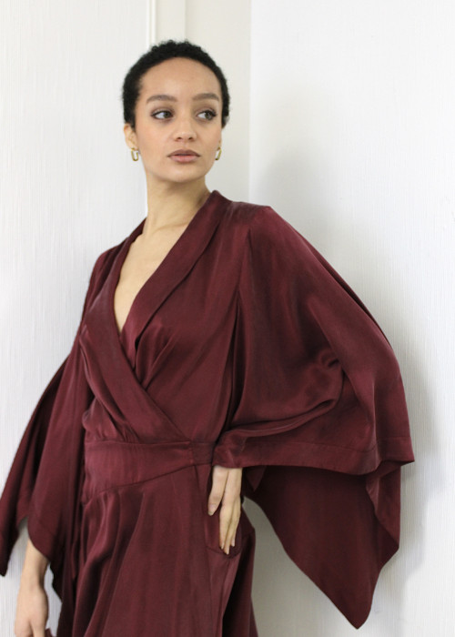 Mini robe portefeuille en soie bordeaux