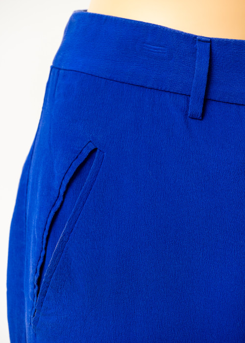 Blaue Seidenhose