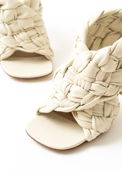 Sandalen aus off-white Leder