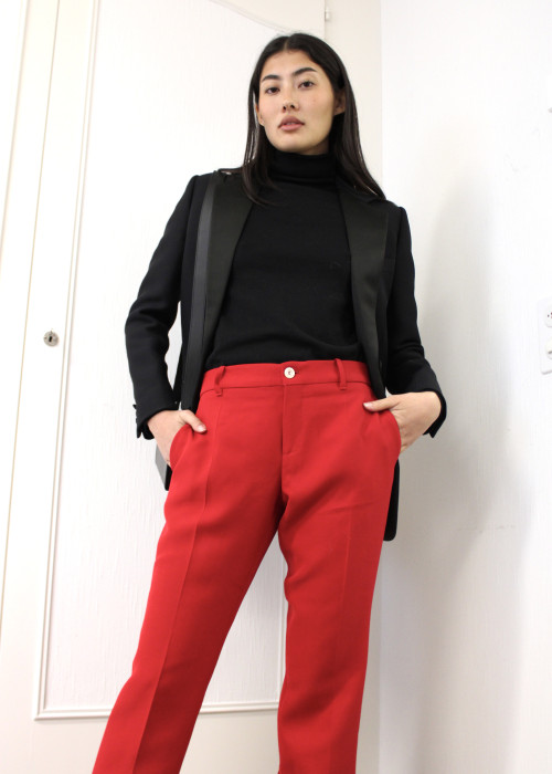 Red pegged pants