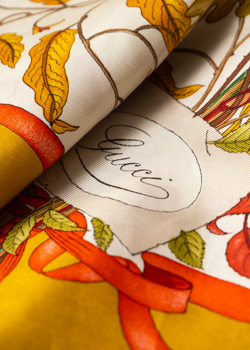 Carré en twill de soie jaune