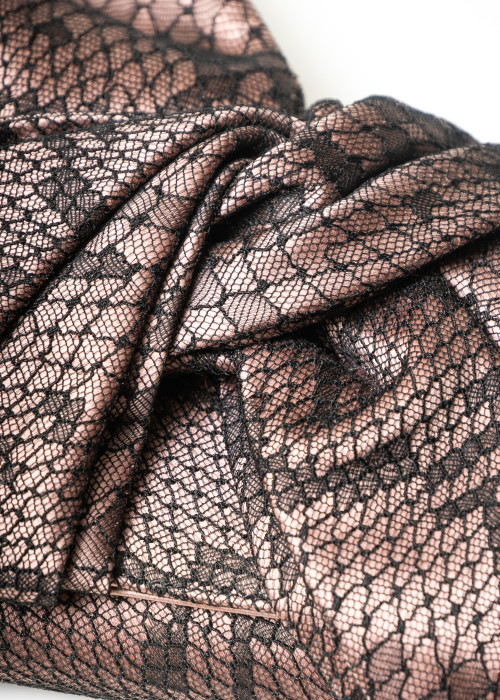 Pochette en satin et dentelle