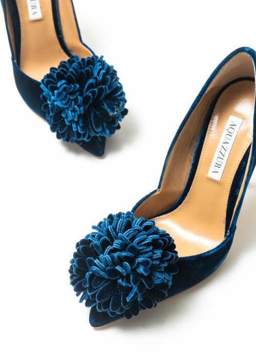 Escarpins en velours avec pompons floraux