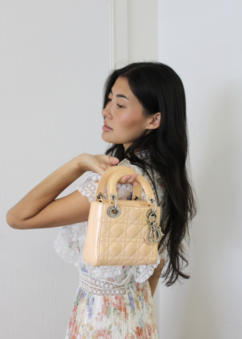 Mini Lady Dior en cuir vernis saumon