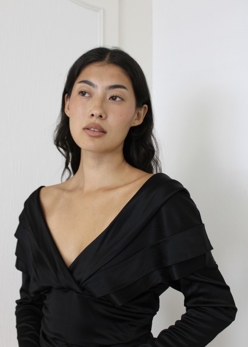 Haut noir en viscose satinée