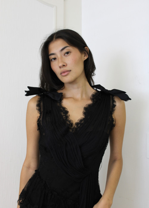 Robe noire avec dentelle et nœuds