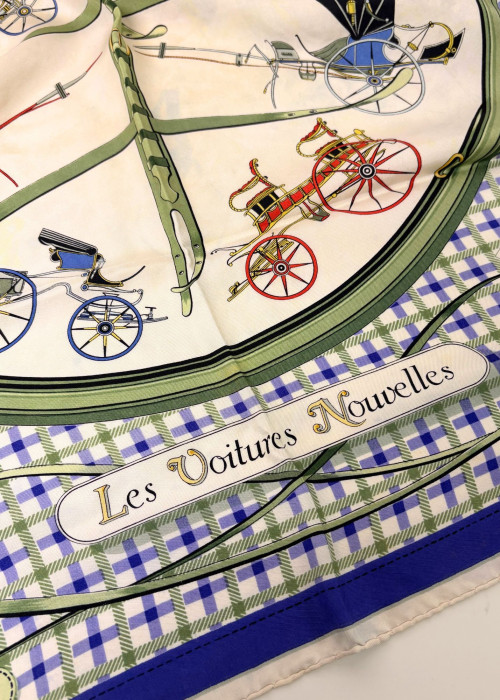 Carré 90 en soie blanc et bleu "Les voitures nouvelles"