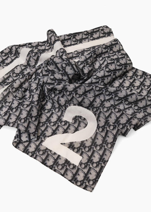 Carré oblique bleu marine et blanc