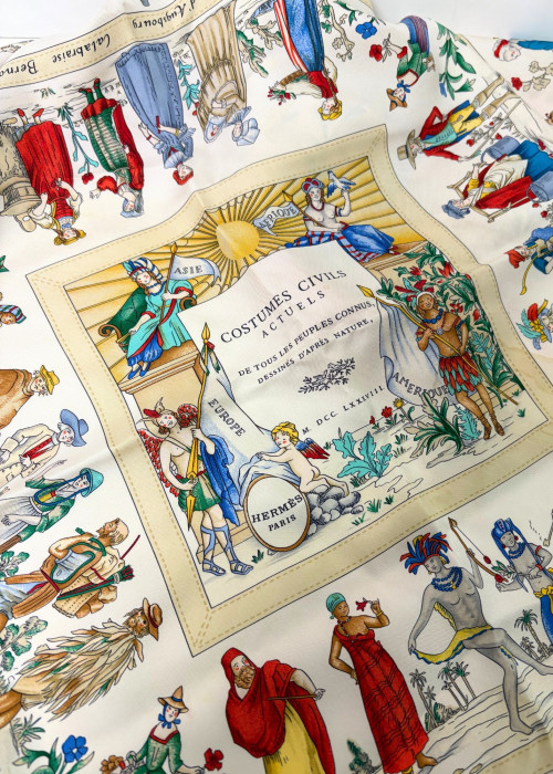 Carré 90 en soie blanc "Costumes civils"