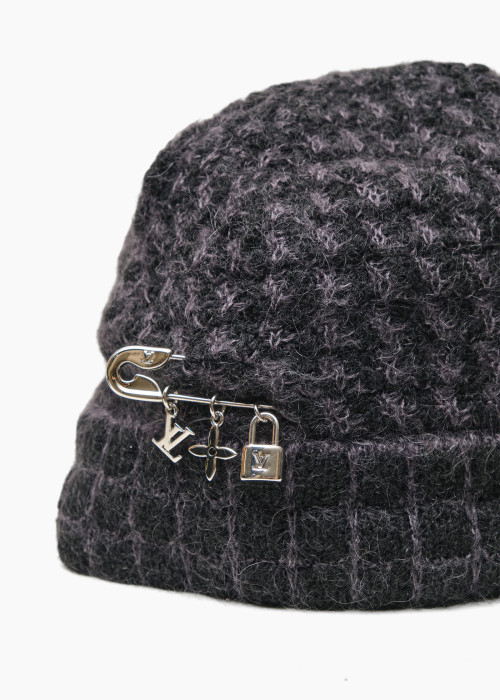 Bonnet gris en laine avec broche